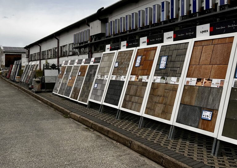 Musterständer Außengelände Pflaster Terrassenplatten